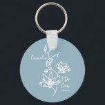 Dusty Blue Rustic I Do Crew Bridesmaid Bridal Schlüsselanhänger<br><div class="desc">Botanische Blüte gegen ein bunter,  rustikales staubblaues Blau macht ein herausragendes Brautjungmittel für Ihr Brautparty. Einfache Anpassung mit Namen und Veranstaltungsdatum der Wahl. Geschenke Sake für den Junggeselinnen-Abschied,  Brautparty,  Trauzeugin,  und mehr.</div>