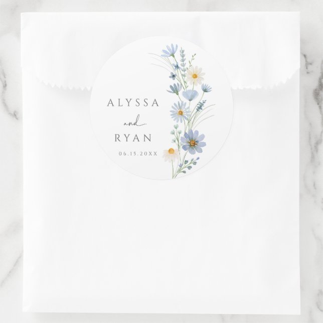 Dusty Blue Sage Wildflower Meadow Wedding Runder Aufkleber (Tasche)