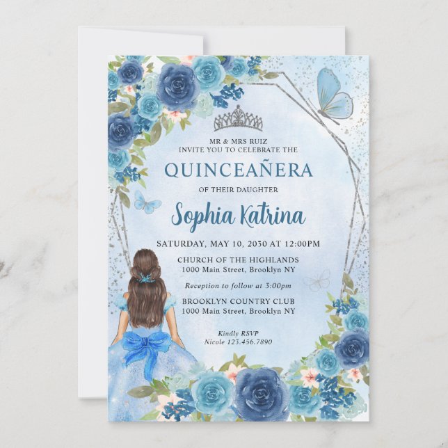 Dusty Blue Silver Glam Floral Prinzessin Quinceañe Einladung (Vorderseite)