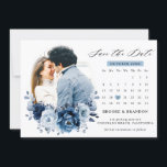 Dusty Blue Slate Navy Botanischer Foto-Kalender Save The Date<br><div class="desc">Eleganter Dusty Blau / Navy Themenkalender Save the Date mit elegantem Bouquet von Dusty Blue,  Navy,  Schiefer Rose Blume Knospen und blauen Eukalyptus-Blätter. Bitte kontaktieren Sie mich für Hilfe bei der Anpassung oder wenn Sie ein anderes Produkt mit diesem Design benötigen.</div>