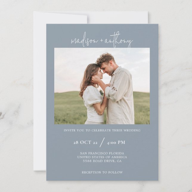 Dusty Blue Stilschrift mit Foto Wedding Einladung (Vorderseite)