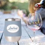 Dusty Blue Stylized Wedding Trauzeuge Name<br><div class="desc">Gönnen Sie Ihrem Hochzeitsreisenden einen Trauzeuge mit diesem personalisierten Edelstahl-Edelstahlwascher,  der in einem weißen,  ovalen Design in einem stilisierten Drehbuch seinen Namen trägt. Hintergrundfarbe und Skript ist staubblau. Personalisieren Sie Ihren Weinwäscher,  indem Sie den Namen mit dem gewünschten Namen bearbeiten und ersetzen. Erhältlich in vielen beliebten Hochzeitsfarben.</div>