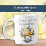 Dusty Blue Teacup Gelbe Blumen Jumbo-Tasse<br><div class="desc">Feiern Sie mit dieser Jumbo-Keramik-Geburtstagsfeier einen Meilenstein in der Tasse. Freuen Sie sich auf ein zartes Teacup-Bouquet mit gelben Rosen, fröhlichen Gänseblumen und sanften Blumen. Das elegante Blumendesign in Verbindung mit personalisierten Texten macht diese überdimensionale Tasse zu einem gedankenvollen Sake für einen 100. Geburtstag oder ein besonderes Meilenstein. Mit seiner...</div>