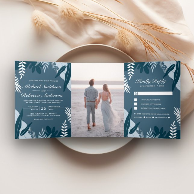 Dusty Blue Tropical Palm Blätter in einer Hochzeit Dreifach Gefaltete Einladung (Von Creator hochgeladen)