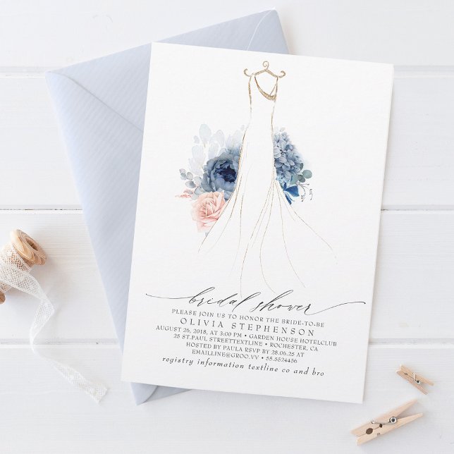 Dusty Blue und Blush Blume Dress Brautparty Einladung (Von Creator hochgeladen)