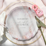 Dusty Blue und Blush Pink Flora Brautparty Pappteller<br><div class="desc">Die Kunst ist faszinierend und zart, sie erfasst das Wesen der Schönheit des Ozeans und schafft ein beruhigendes und friedliches Ambiente. Die elegante Kalligraphie ergänzt das Design und sorgt für Eleganz und Harmonie in der Gesamtausführung. Die Rosa-Farbtöne harmonieren mit den natürlichen Farbtönen der Muscheln und Korallen und schaffen ein elegantes...</div>