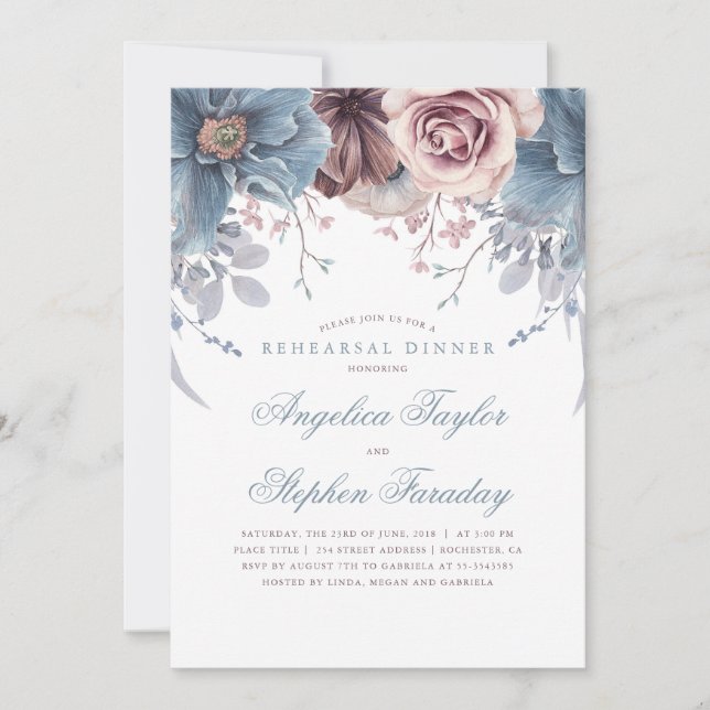 Dusty Blue und Mauve Floral Probe Dinner Einladung (Vorderseite)
