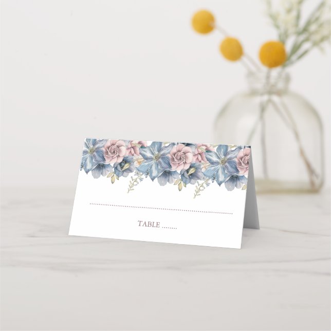 Dusty Blue und Mauve Floral Wedding Platzkarte (Vorderseite)