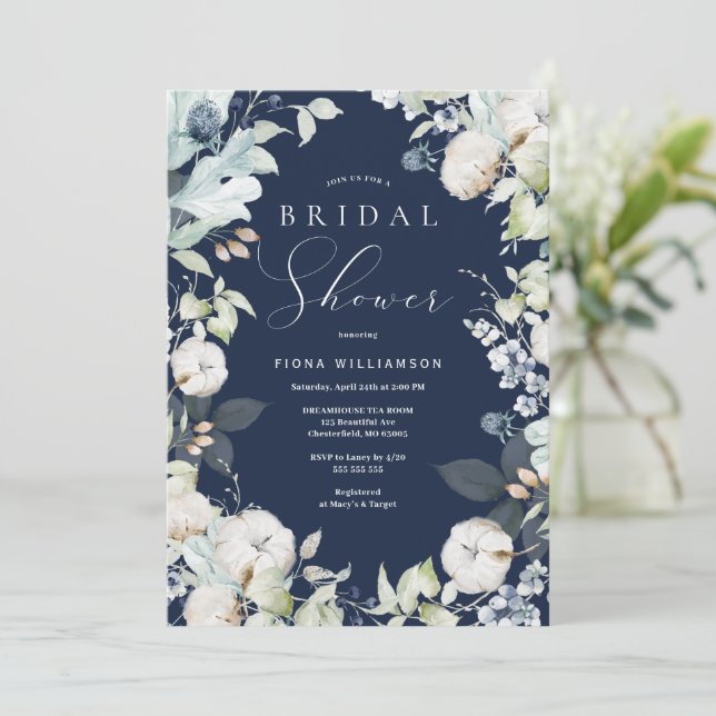 Dusty Blue und Navy Floral Brautparty Einladung (Stehend Vorderseite)