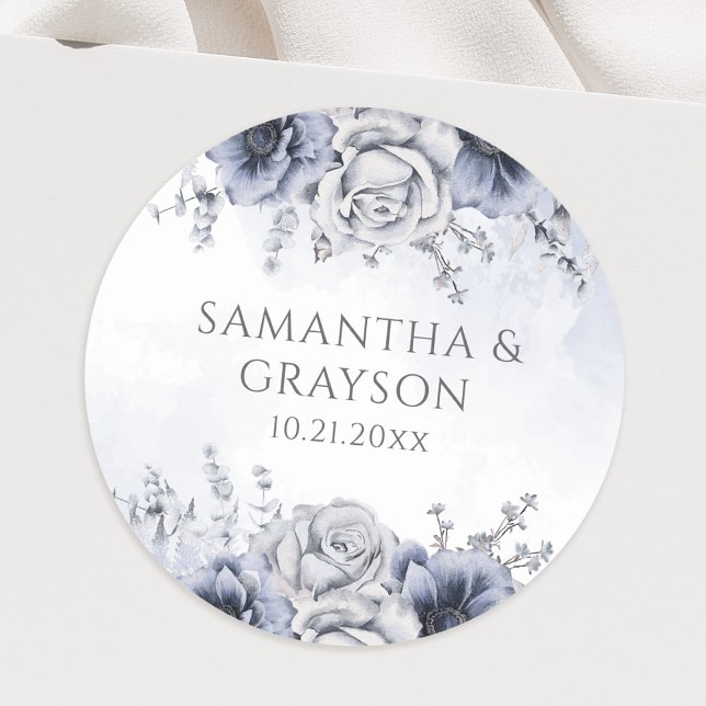 Dusty Blue und Navy Floral Elegante Hochzeit Runder Aufkleber (Von Creator hochgeladen)