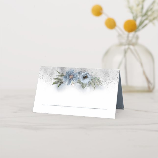 Dusty Blue und Silver Glitzer Floral Wedding Platzkarte (Vorderseite)