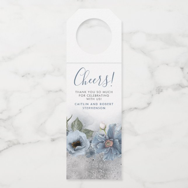 Dusty Blue und Silver Glitzer Moderne Hochzeit Flaschenanhänger (Vorderseite)