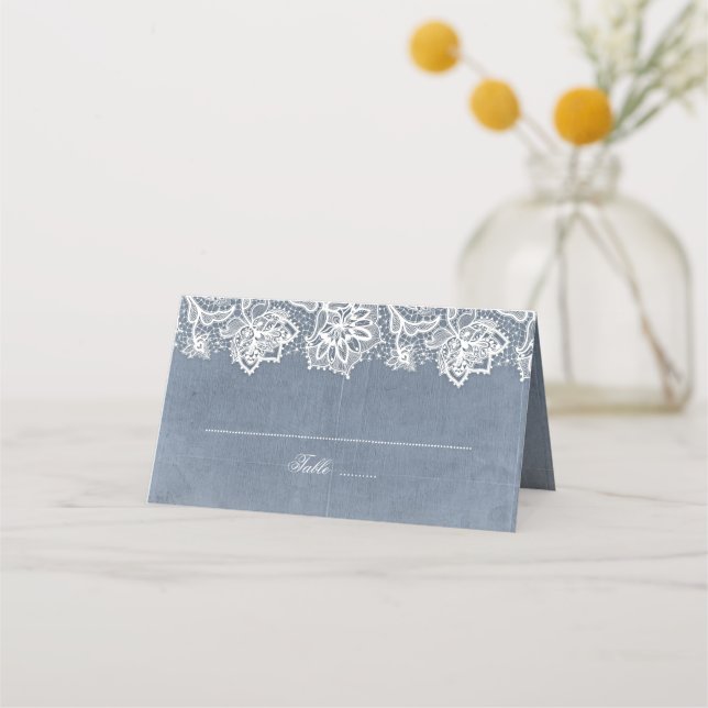 Dusty Blue und Vintag Lace Wedding Platzkarte (Vorderseite)