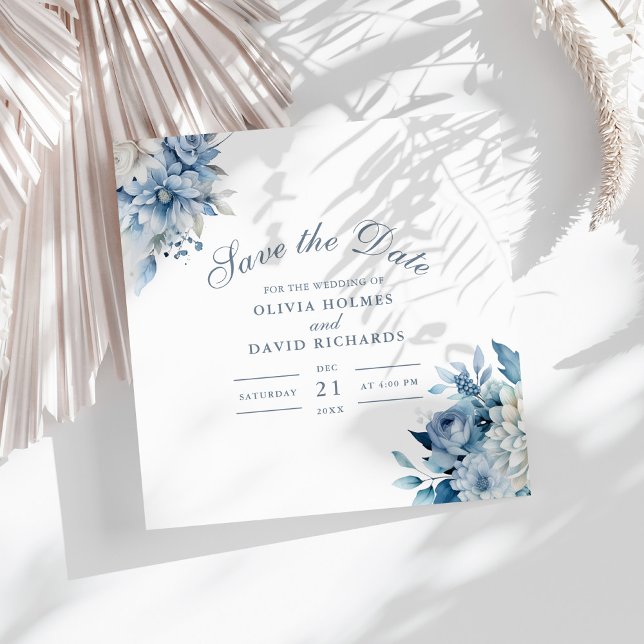 Dusty Blue und White Blume Hochzeit speichern das  Save The Date (Dusty Blue and White Flowers Wedding Save the Date on a sunny white table.)