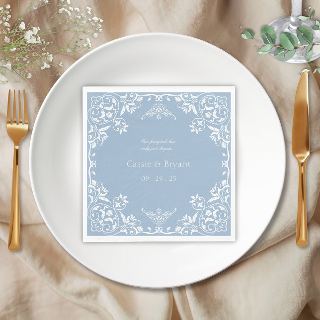 Dusty Blue und White Elegante Coastal Chic Wedding Serviette (Elegant light dusty blue regency era chinoiserie vintage wedding napkins with bride and groom names)