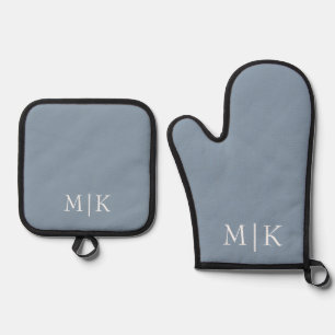 Dusty Blue und White Modernes Monogramm Ofenhandschuh & Topflappen-Set