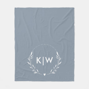 Dusty Blue und White Monogram für moderne Initia Fleecedecke