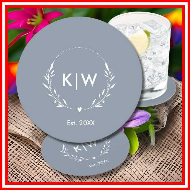 Dusty Blue und White | Monogram für moderne Initia Runder Pappuntersetzer (Dusty Blue and White | Modern Initials Monogram Round Paper Coaster)