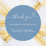 Dusty blue Vielen Dank Herzenslust Runder Aufkleber<br><div class="desc">Ein staubblauer Hintergrund. Mit dem Text: Vielen Dank,  dass Sie unseren besonderen Tag mit einem kleinen Herzen teilen. Personalisieren Sie Ihre Namen und fügen Sie sie hinzu.</div>