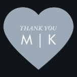 Dusty Blue Vielen Dank Monogram Trendy Wedding Herz-Aufkleber<br><div class="desc">Mit Monogramm-Initialen gedruckt (die Sie bearbeiten,  ändern und personalisieren können) in benutzerdefinierten staubblauen Farbe mit benutzerdefinierten Dankeschön-Nachricht!</div>