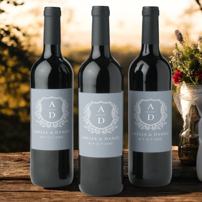 Dusty Blue Wappen Moderne Monogram Wedding Weinetikett (Von Creator hochgeladen)