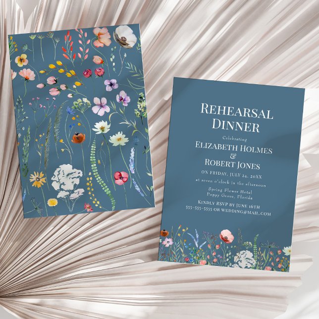 Dusty Blue Watercolor Wildblume Probe Abendessen Einladung (Dusty Blue Watercolor Wildflower Rehearsal Dinner Invitation on a sunny neutral dry palm leaf.)