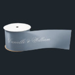 Dusty Blue Wedding Elegant Script Calligraphy Satinband<br><div class="desc">Ein staubblaues Band für eine Hochzeit. Es kann benutzt werden,  um das Auto oder den Strauß der Braut zu dekorieren. Es hat die Namen der Braut und des Bräutigams in einer weißen eleganten Kalligraphie geschrieben.</div>