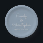 Dusty Blue Wedding oder Empfang Simple Tellers Pappteller<br><div class="desc">Dusty Blau und Weiß maßgeschneiderte Hochzeit- oder Empfang Dinner Papier Teller. Der Text der dustig blauen, einfachen und eleganten Teller kann aktualisiert und mit Ihrem Namen und Hochzeitstermin angepasst werden.</div>