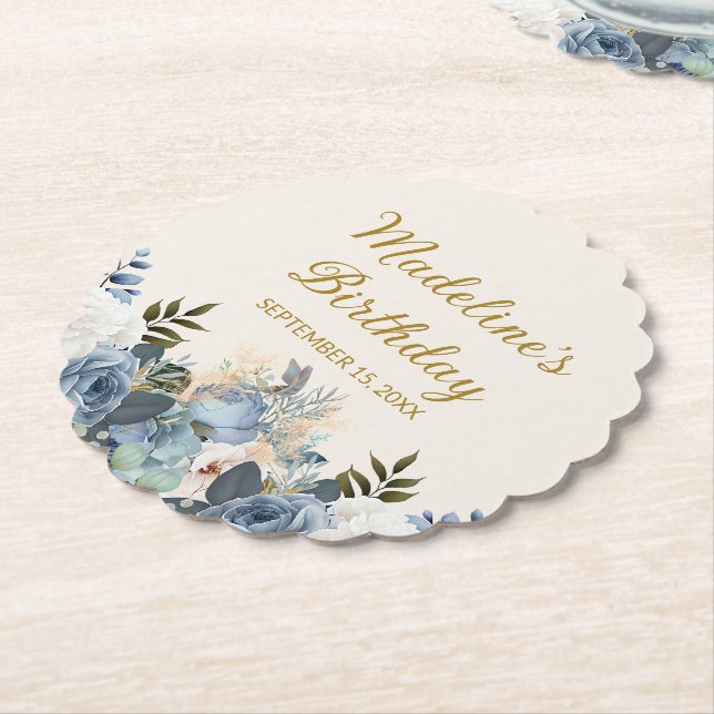 Dusty Blue White Floral Happy Geburtsname Untersetzer (angewinkelt)