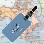 Dusty blue white mit Monogramm Gepäckanhänger<br><div class="desc">Dusty blauer Hintergrund. Personalisieren Sie Ihre Monogrammbriefe,  Vornamen und vollständigen Namen auf der Vorderseite und fügen Sie sie hinzu. Ihre Kontaktinformationen auf der Rückseite.</div>