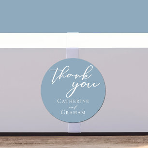 Dusty Blue White Script Personalisiert Wedding Runder Aufkleber
