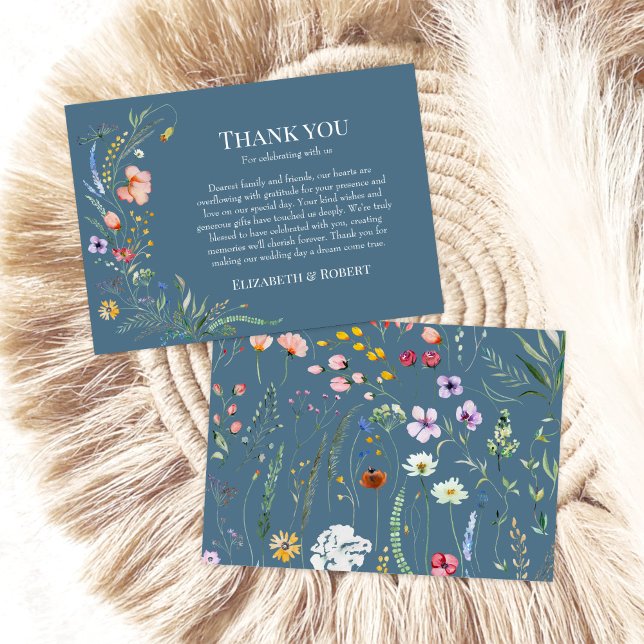 Dusty Blue Wildblume Meadow Wedding Dankeskarte (Dusty Blue Wildflower Meadow Wedding Thank You Card on a sunny white table with boho decor.)