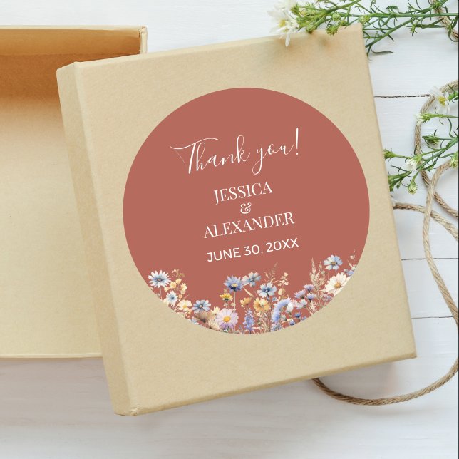 Dusty Blue Wildblume Terracotta Wedding Danke Runder Aufkleber (Terracotta Wildflowers Elegant Thank You Sticker with Couple Names, Date, Dusty Blue Wildflowers.)