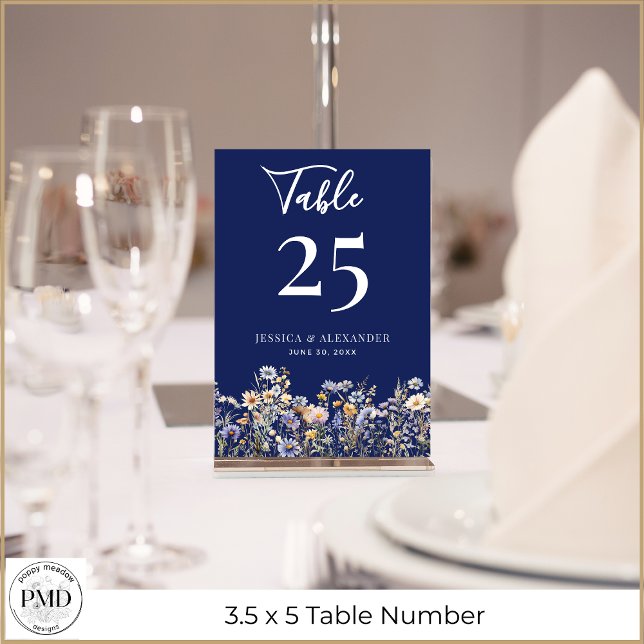 Dusty Blue Wildblumen Elegante Script Navy Hochzei Tischnummer (Dust Blue Wildflowers Elegant Script Navy Wedding Table Number with Couple Names, Wedding Date.)