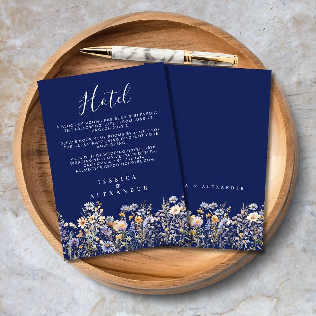 Dusty Blue Wildblumen Elegantes Navy Wedding Hotel Begleitkarte (Dusty Blue Wildflowers Elegant Navy Wedding Hotel Enclosure Card with Couple Names, Hotel Info.)