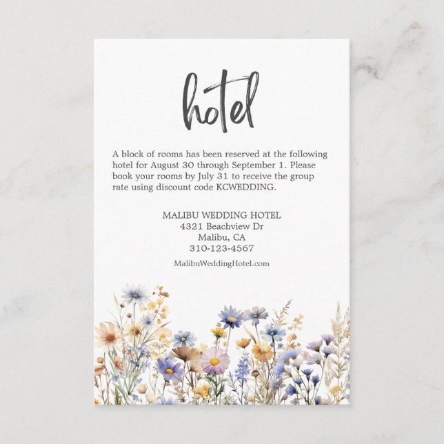 Dusty Blue Wildblumen Elegantes Wedding Hotel Begleitkarte (Vorderseite)