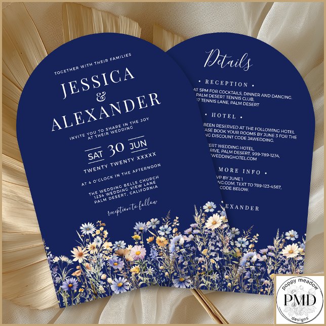 Dusty Blue Wildblumen in einer Marinehochzeit Einladung (Dusty Blue Wildflowers Elegan All In One Navy Wedding Invitation with Reception, Hotel, RSVP on Back)
