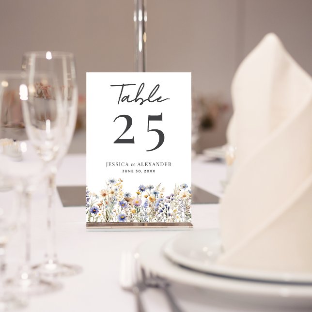 Dusty Blue Wildblumen Script Elegant Wedding Tischnummer (Dusty Blue Wildflowers Elegant Script Wedding 3.5 x 5 Table Number with Couple Names, Date.)
