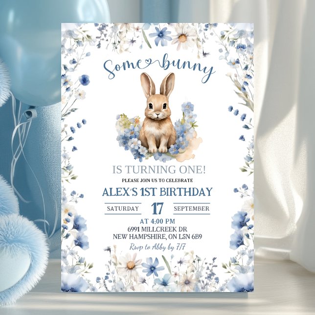 Dusty Blue Wildflower Bunny 1st Birthday Einladung (Von Creator hochgeladen)