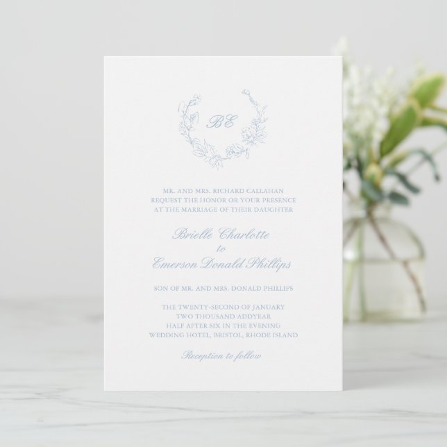 Dusty Blue Wreath Monogram Elegant Wedding Einladung (Stehend Vorderseite)