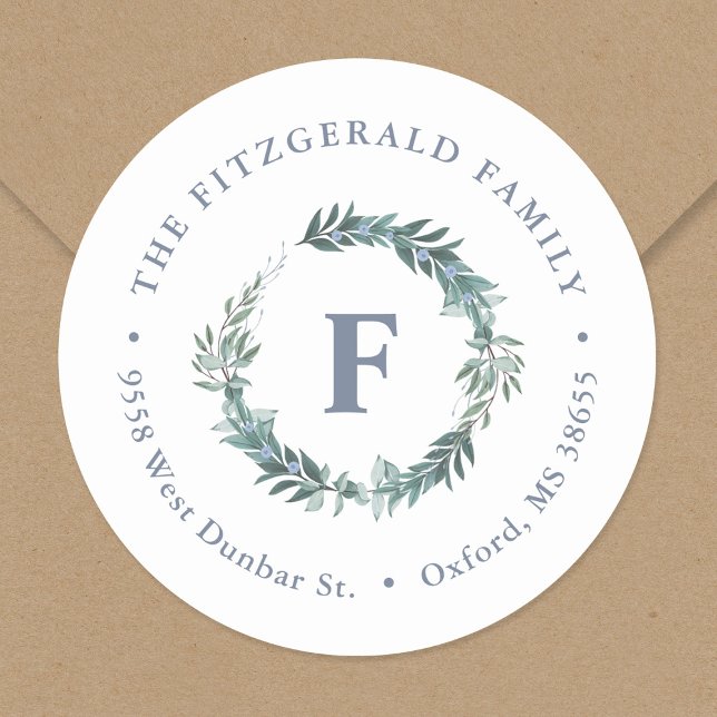 Dusty Blue Wreath Monogram Rücksendeadresse Runder Aufkleber (Von Creator hochgeladen)