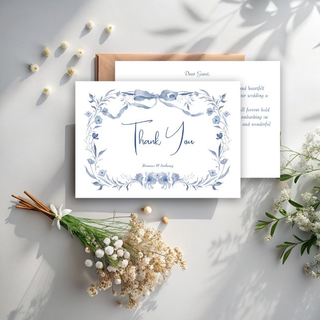 Dusty blühende Grünband Elegante Hochzeit Dankeskarte (Dusty blue floral woodlands greenery ribbon bow elegant wedding thank you cards)