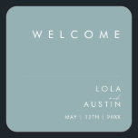 Dusty Boho | Blue Wedding Welcome Square Sticker<br><div class="desc">Dieser Dusty Boho | Blaue Hochzeitsnacht-Aufkleber ist perfekt für Ihre bunten rustikale Hochzeit. Das einfache, einzigartige moderne Design, begleitet von einem zeitgenössischen minimalistischen Drehbuch und einer staubblauen Farbpalette, verleiht diesem Produkt ein klassisches böhmisches Ambiente. Behalt es so, wie es ist, oder wähle es aus, um es mit Kunstwerken oder Grafiken...</div>