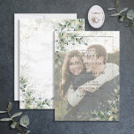 Dusty Botanische Vegetation Gold Vellum Foto Hochz Einladung<br><div class="desc">Mit diesem trendigen, staubigen blauen eukalyptus botanisch und Imitat goldgrünen Aquarell-Design schaffen Sie die perfekte Hochzeitseinladung. In einem digitalen Vellum-Overlay-Look mit handgeschriebener Schriftzeichen und Imitaten mit Goldstaub präsentiert sich Ihr Lieblings-Verlobung-Foto. Kontaktieren Sie Designer für passende Produkte. Vielen Dank für die Unterstützung unseres kleinen Unternehmens, wir wissen es wirklich zu schätzen!...</div>