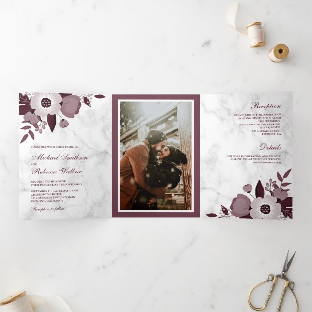 Dusty Burgundy Bloral White Marble Foto Hochzeit Dreifach Gefaltete Einladung (Innenseite)
