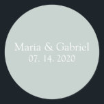 Dusty Green grau Personalisiert Runder Aufkleber<br><div class="desc">Dusty grün graue Personalisierte Hochzeit Classic Round Sticker. Siegel Sie Ihre Einladungen oder Favoriten mit diesen eleganten,  einfachen Hochzeitsaufklebern in Weiß auf einem staubigen grauen Hintergrund. Teil einer Hochzeitskollektion. Karo meinen Shop,  um die gesamte Hochzeitssuite für dieses Design zu sehen!</div>