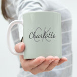Dusty green monogram initials name kaffeetasse<br><div class="desc">Ein staubiger grüner Hintergrund. Personalisieren und fügen Sie Ihre Vornamen und Monogramm-Initialen hinzu.</div>