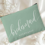 Dusty Mint Bridesmaid Moderne Kalligrafie Zubehörtasche<br><div class="desc">Feiern Sie Ihr Brautparty mit diesem eleganten, staubigen, grün gestrichenen Begleiter-Accessoire-Beutel. Mit moderner Kalligraphie und dem Namen Ihrer Brautjungfrau ist dieser Beutel sowohl stilvoll als auch praktisch. Die weiche, staubige Salbei-Farbe und das elegante Skript schaffen ein ausgeklügeltes Aussehen, das perfekt zum Halten von Make-up, Toilettenartikeln oder anderen essenziellen Dingen geeignet...</div>