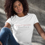 Dusty Pink Bold Script Calligrafy Trauzeugin T-Shirt<br><div class="desc">Feiern Sie Ihren Bachelorette mit diesem eleganten,  minimalistischen T - Shirt mit kühnen rosa Typografie und elegantem Kalligraphienamen. Fügen Sie einfach Ihre eigenen Daten hinzu,  indem Sie auf die Option "Personalisieren" klicken.</div>