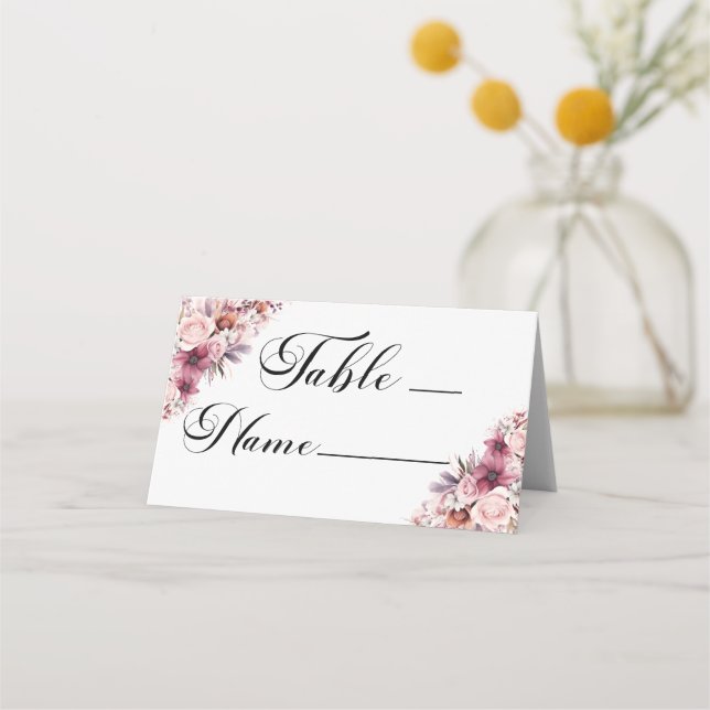 Dusty Pink Floral Moderne Script-Tischnummer Platzkarte (Vorderseite)
